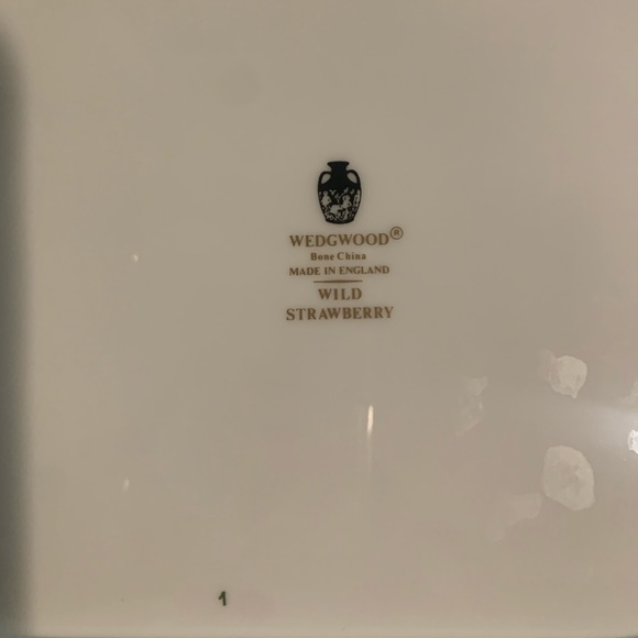 Wedgwood wild strawberry  square cake plate - Picture 2 of 3